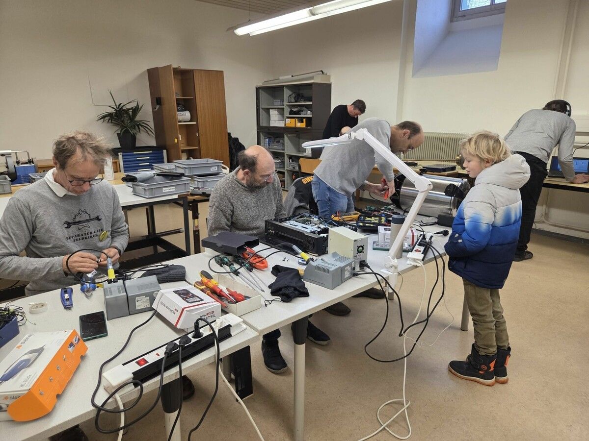 Im Reparatur Café bekommen defekte Altgeräte ein zweites Leben. ⇒EVELYN BRANDT