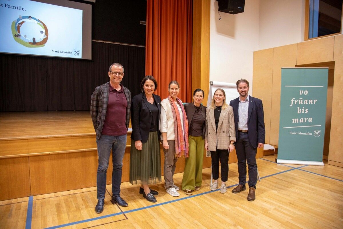 Impulsgeber Bertram Strolz, Landtagsvizepräsidentin Monika Vonier, Cordula Kreidl, Jugendkoordinatorin Elke Martin (Stand Montafo), Familienkoordinatorin Lisa Raffler (Stand Montafon) und Standesrepräsentant Bgm. Daniel Sandrell (v. l.). ⇒MEZ