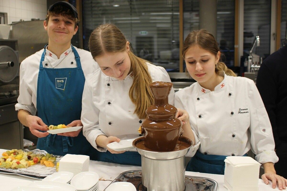 In der erweiterten und technisch aufgerüsteten Küche sprudelte natürlich auch diesmal der beliebte „Schokoladenbrunnen“.