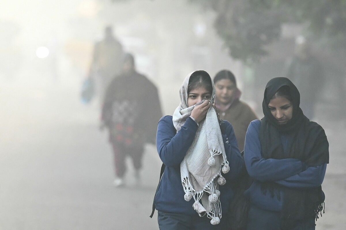 In der indischen Hauptstadt Neu-Delhi ist die Luft so schmutzig wie seit Wochen nicht mehr. Dichter Smog hüllt die Metropole ein, Mediziner fordern die Bevölkerung auf, möglichst nicht ins Freie zu gehen. 