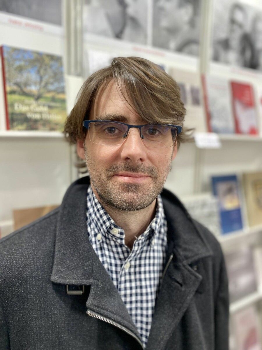  In der Kurzgeschichte unternehmen Freunde gemeinsam eine Bergwanderung. Mit von der Partie ist auch eine Person, die nicht redet.  ⇒cro (2)