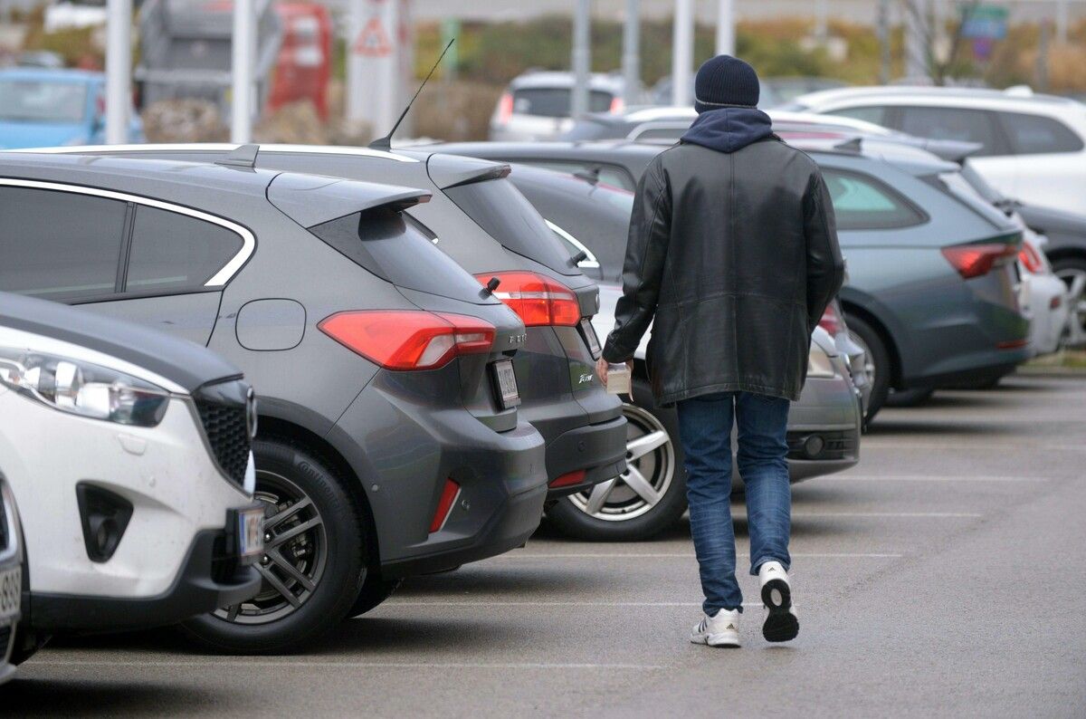 In Vorarlberg nehmen Fälle von Diebstählen aus unversperrten Pkw zu – die Polizei warnt vor „Schnallern“ und ruft zur Vorsicht auf.⇒symbolbild/apa