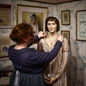 Zeitlose Rebellin im Empire-Kleid