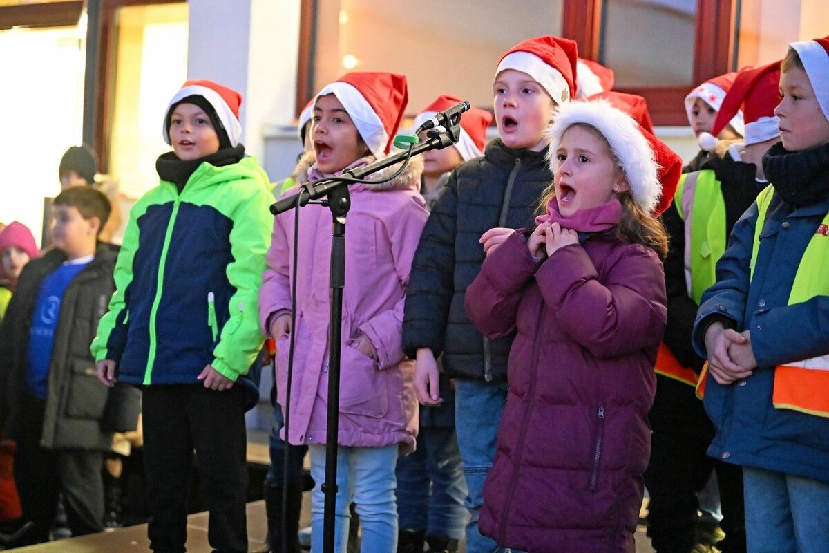 Jede Klasse hatte einen Beitrag für die Adventfeier einstudiert.⇒Laurence Feider