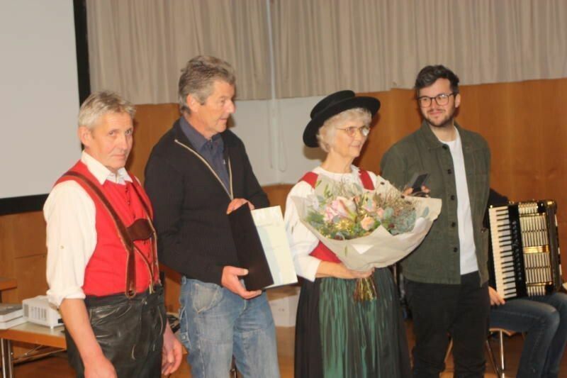 Johannes Herburger (r.), Doris Steidl, Wolfgang Müller und Herr Matt feierten mit der Autorin die Auszeichnung.⇒Thomas Knobel