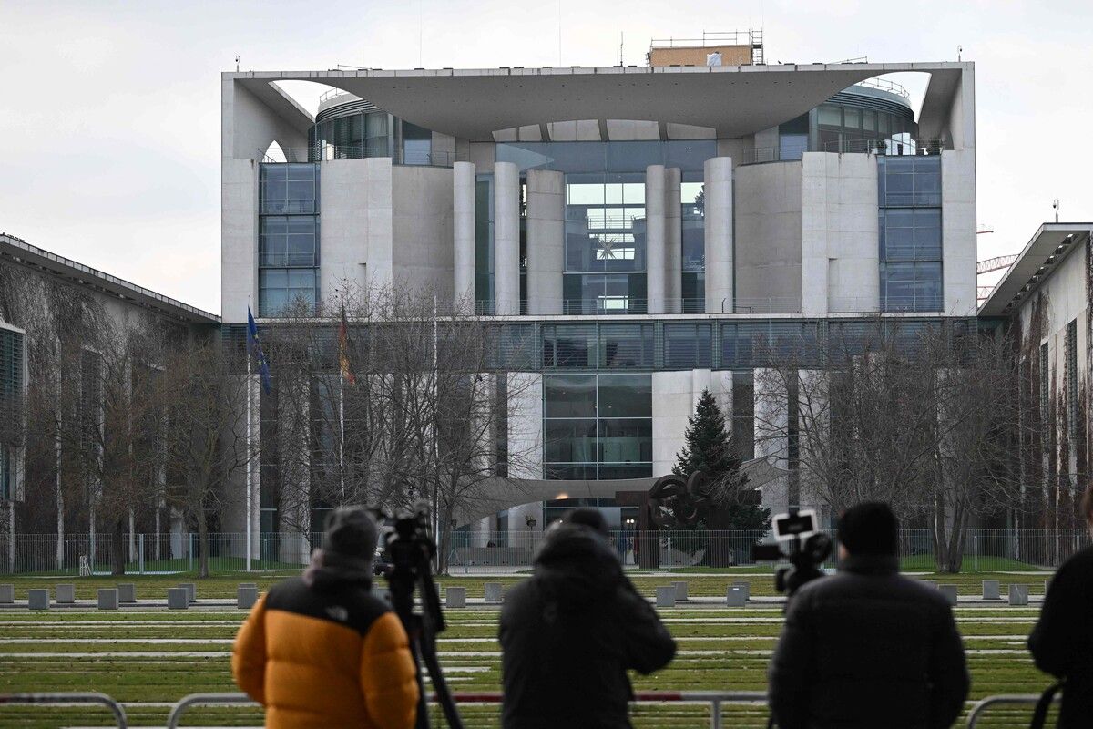 Journalisten warteten gestern in Berlin vor dem Kanzleramt, wo die Gespräche stattfanden.⇒AFP