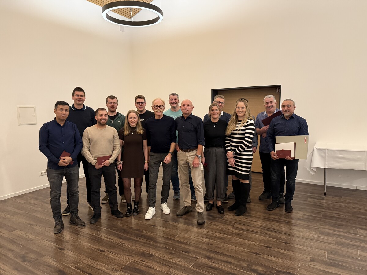 Jubilare Beim Autoland Fink ehrten Armin, Christoph und Carla Fink die zwölf Jubilare Abdullah Sahebkhani, Johannes Mierer, Aygün Saskin, Andre Mitter, Daniel Schieder, Marcel Pfister, Christa Keckeis, Andreas Giesinger, Tanja Dallabrida, Christian Trdin, Stefan Pachler und Yusuf Yildiz für ihre langjährige Treue.⇒Fink