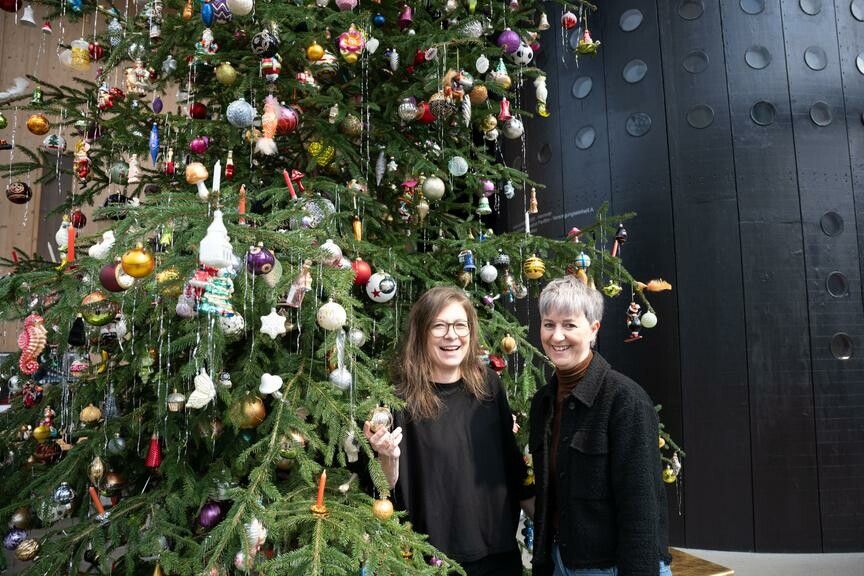 Judith Folie-Wohlgenannt (l.) und Sandra Mager vor dem üppig geschmückten Christbaum beim Zumthor-Pavillon.⇒VN/Serra