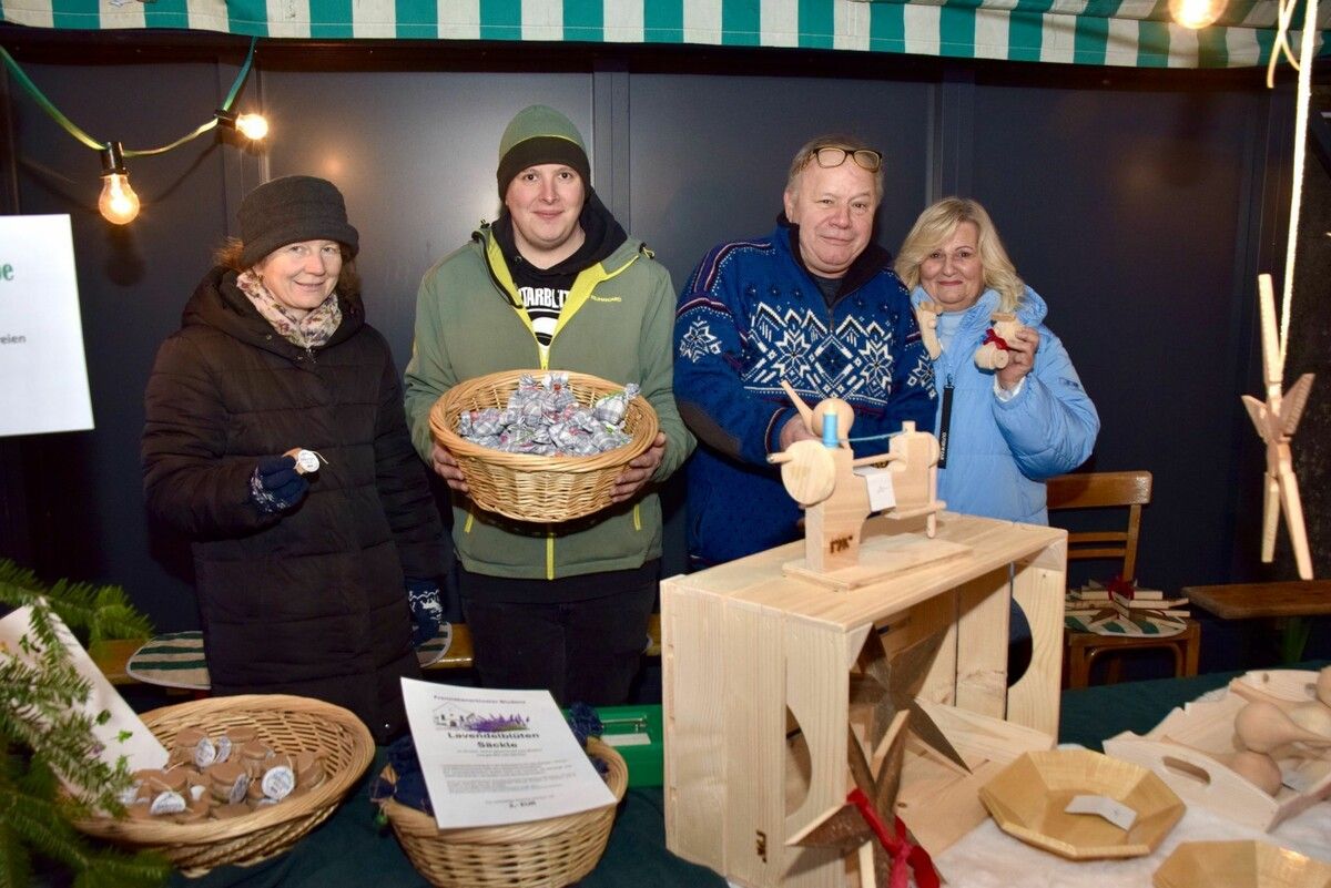 Jugendgruppe Legio Maria (verschiedene Leckereien aus dem Franziskanerkloster) und Kolping Bludenz (verschiedene Basteleien): Marion Würbel, Dominik Meyer, Wolfgang und Imelda Neyer.⇒Gerhard Scopoli