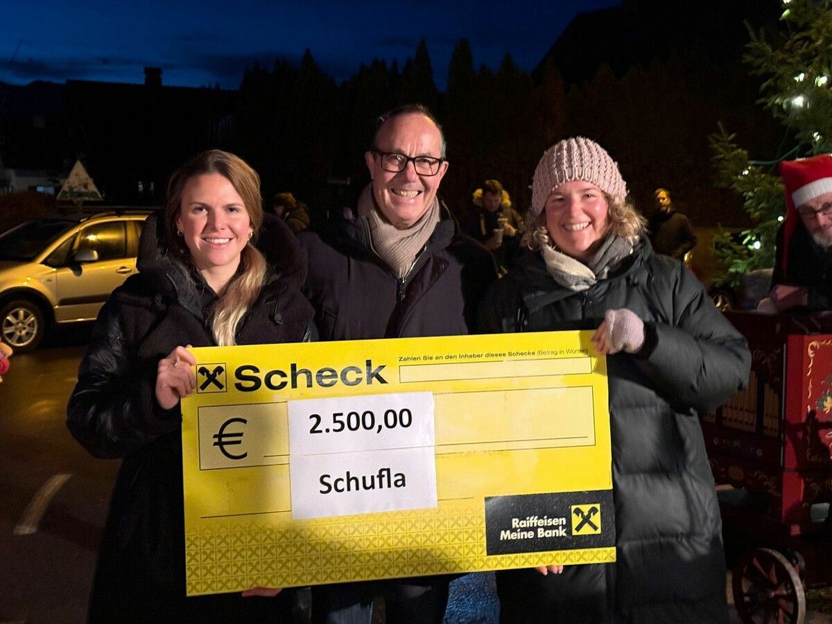 Julia Entner (l.) und Anna Wally (r.) übergaben den Scheck an Andreas Prenn. ⇒VN/TK