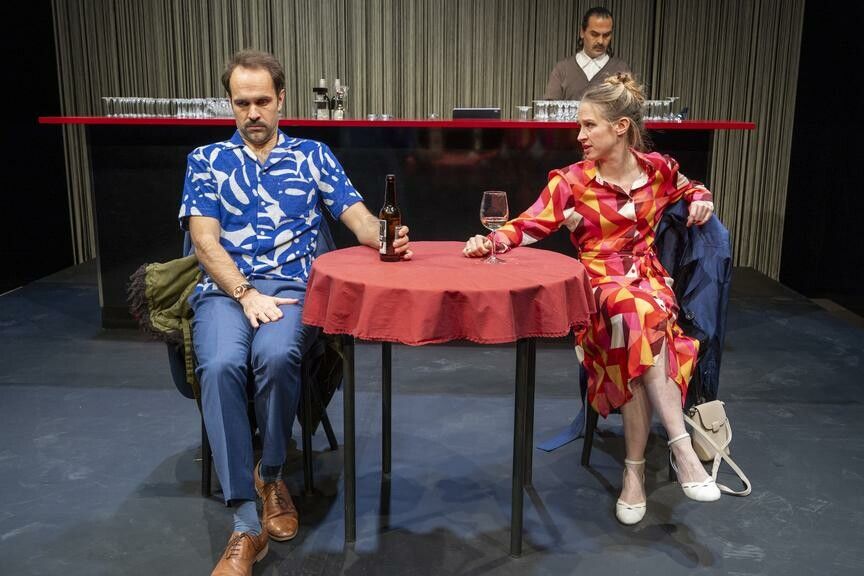 Julia Sewing und Felician Hohnloser verkörpern das kriselnde Paar äußerst glaubwürdig und meistern die konventionelle Regiearbeit mit Bravour.