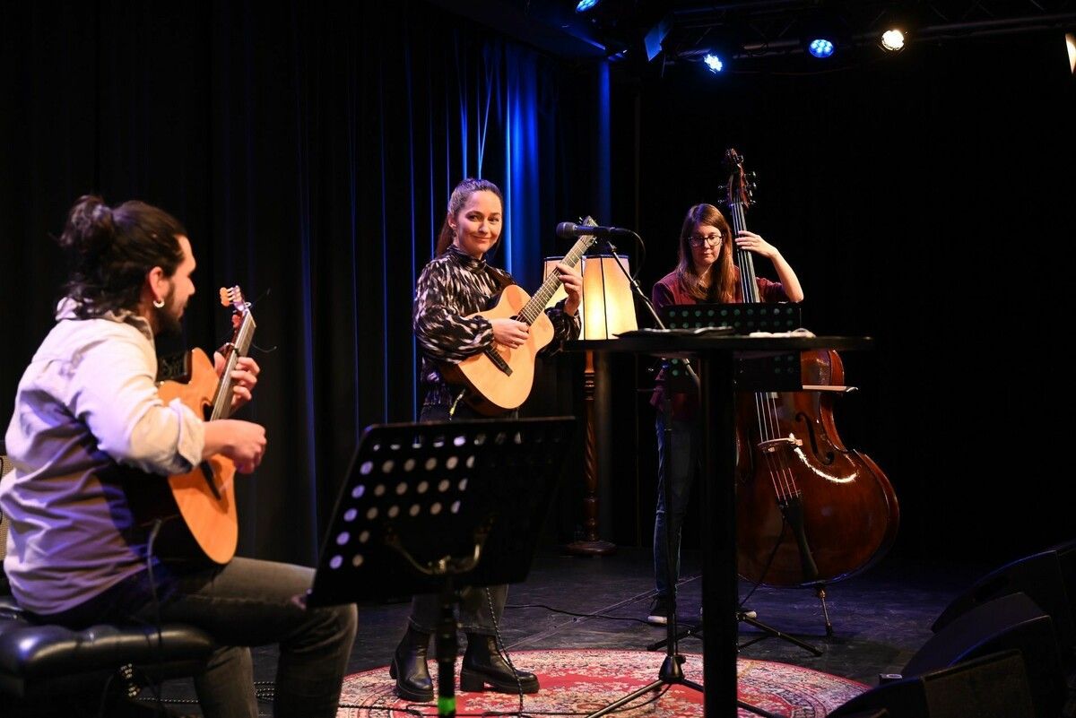 Julia Zischg schrieb ein eigenes Lied für die Sternenkinder, das sie am Worldwide Candle Lighting in der Kammgarn präsentierte.