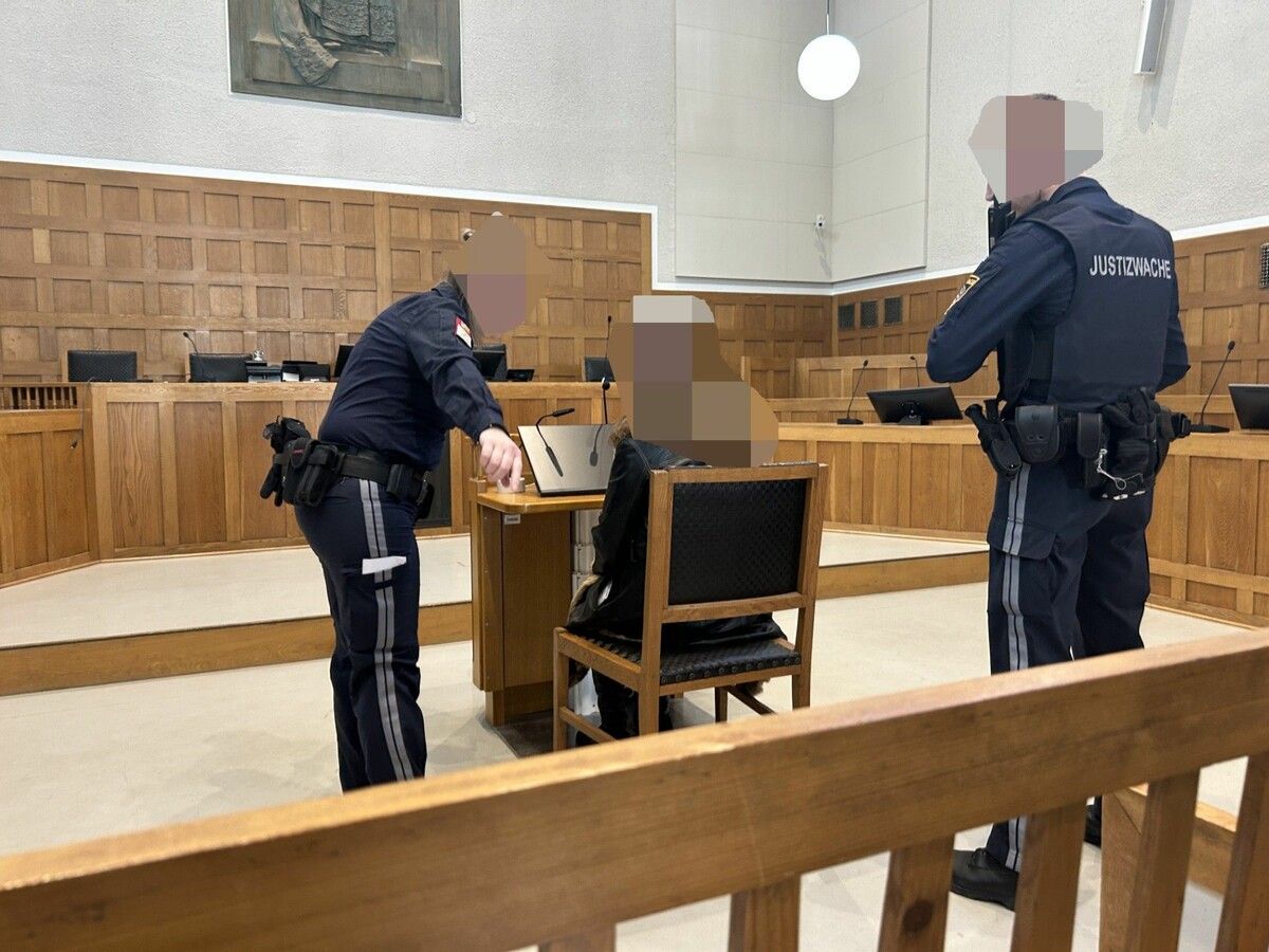 Justizwachebeamte führten die Angeklagte aus der U-Haft in den Verhandlungssaal vor. ⇒vn/gs