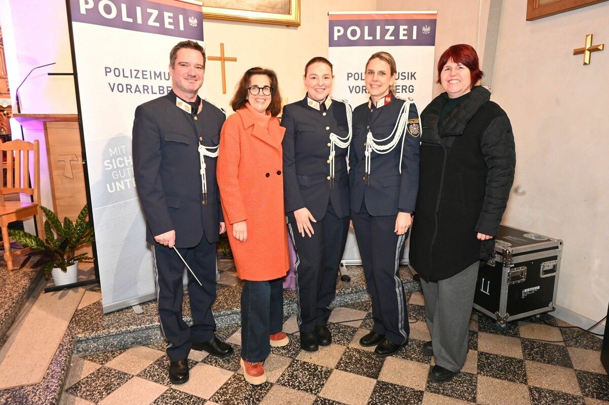 Kapellmeister Christian Tschütscher, Präsidentin Elke Schelling-Joham, Lisa Aberer und Jennifer Spar, sowie Landespolizeidirektorin Uta Bachmann. ⇒Robert Novak