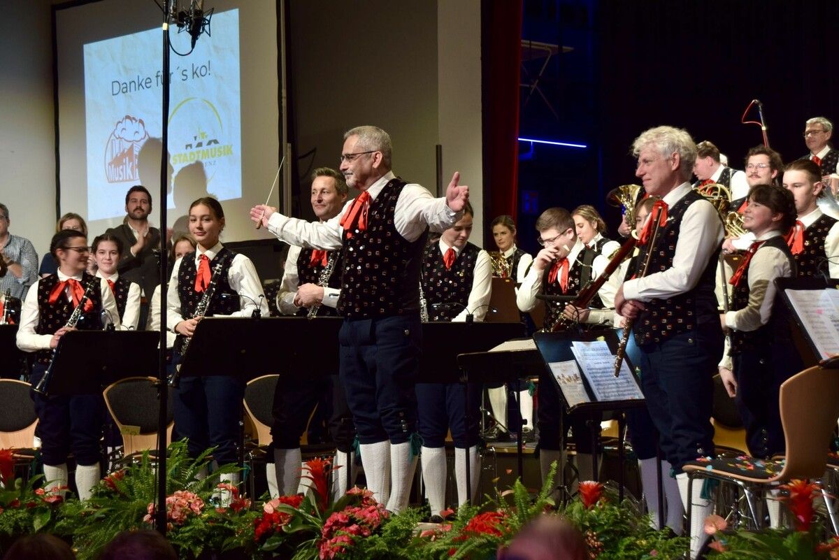 Kapellmeister Klaus Melmer sorgte mit der Stadtmusik Bludenz für beste Unterhaltung im Stadtsaal.⇒Gerhard Scopoli