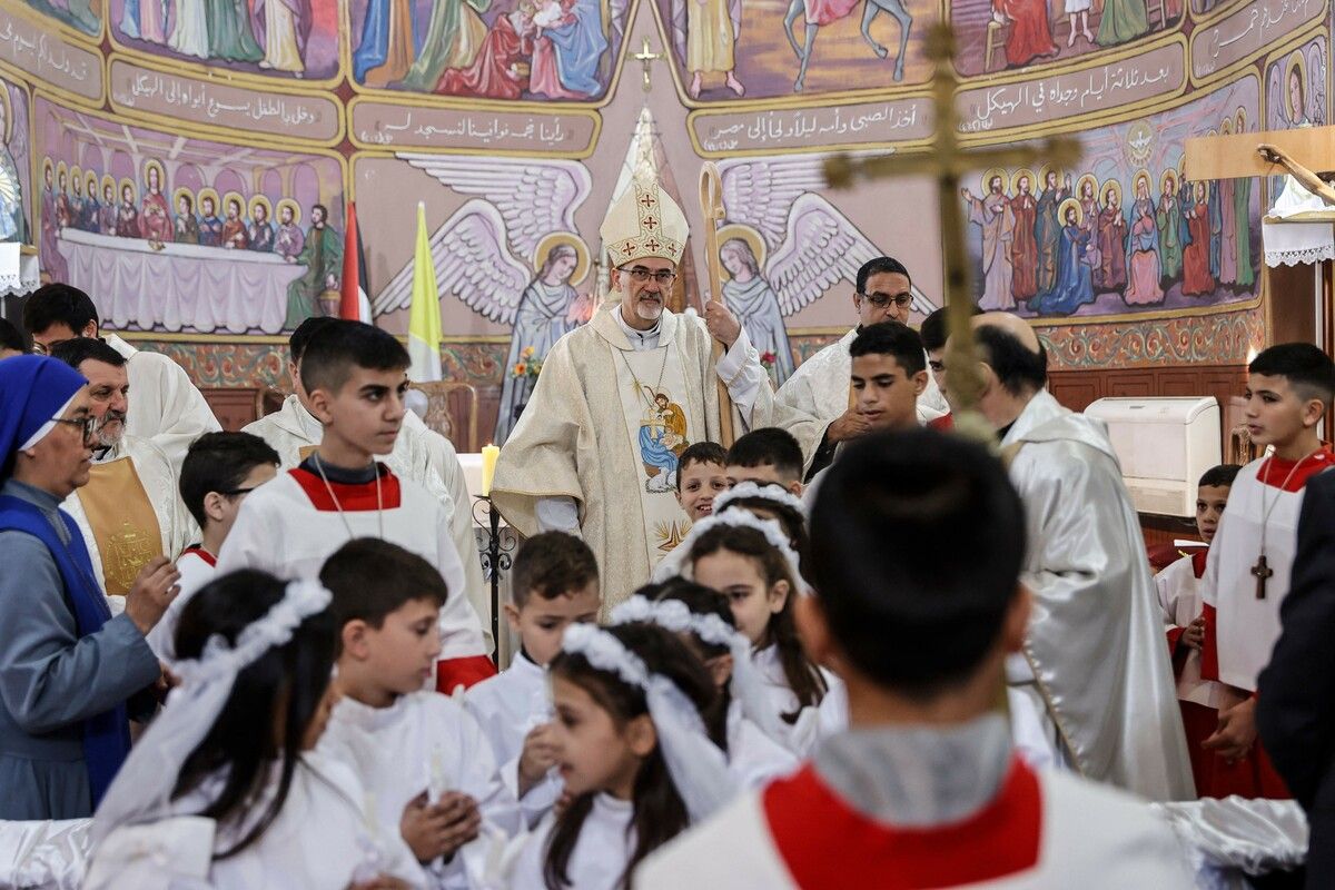 Kardinal Pierbattista Pizzaballa feiert in Gaza-Stadt eine Weihnachtsmesse in der Pfarrei Heilige Familie, der einzigen katholischen Kirche, die Gläubigen im Konflikt Schutz bot. afp (5)