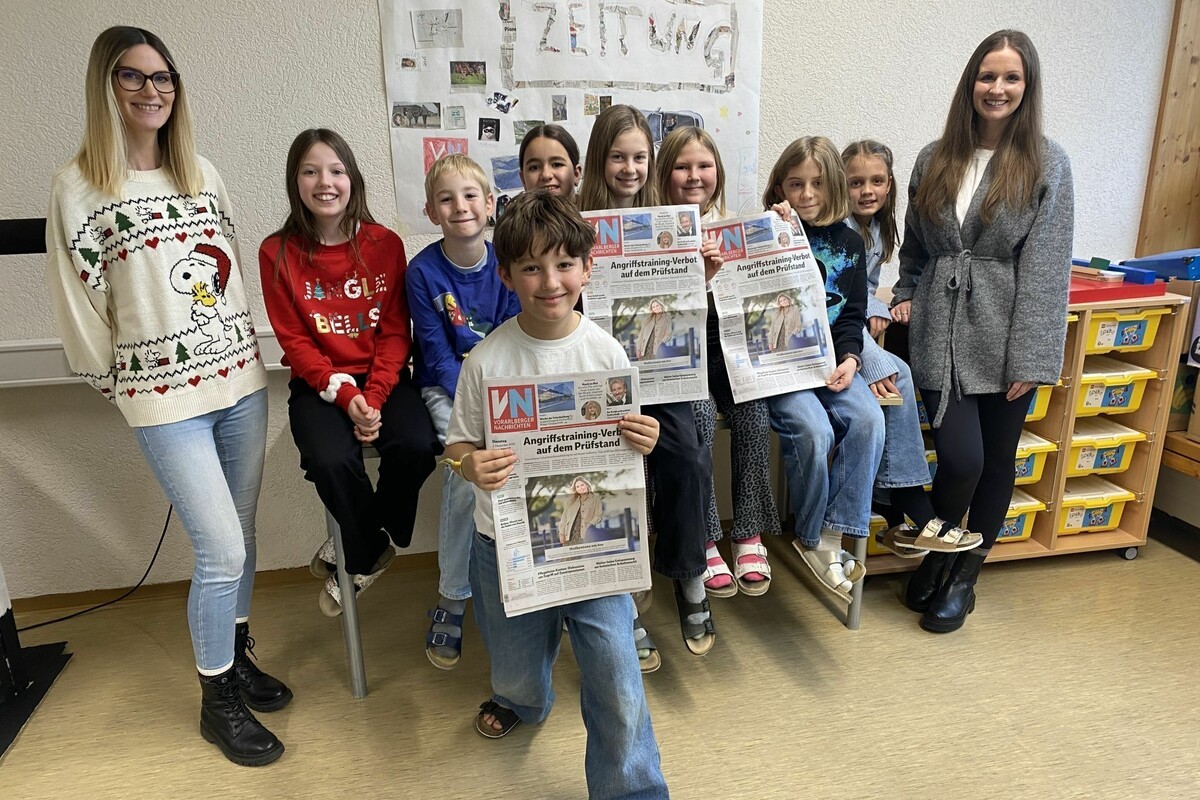 Katharina (v. l.), Emil, Miguel, Elisa, Filippa, Leni, Paula und Miriam mit Lehrerin Natalie Tosca Heinritz löcherten Mirijam Haller (VN) mit Fragen.⇒VN