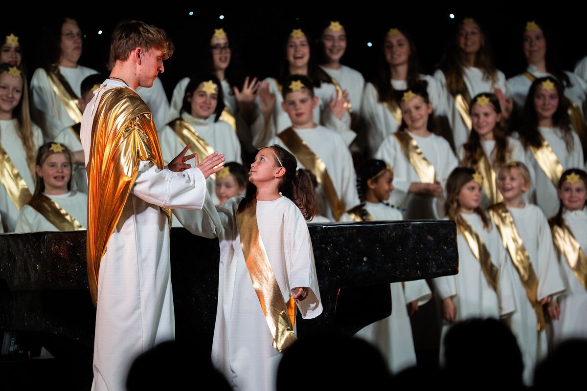 Kinder und Jugendliche von KISI Vorarlberg begeisterten mit dem Weihnachtsmusical in der Friedenskirche Bürs. ⇒KISI Vorarlberg