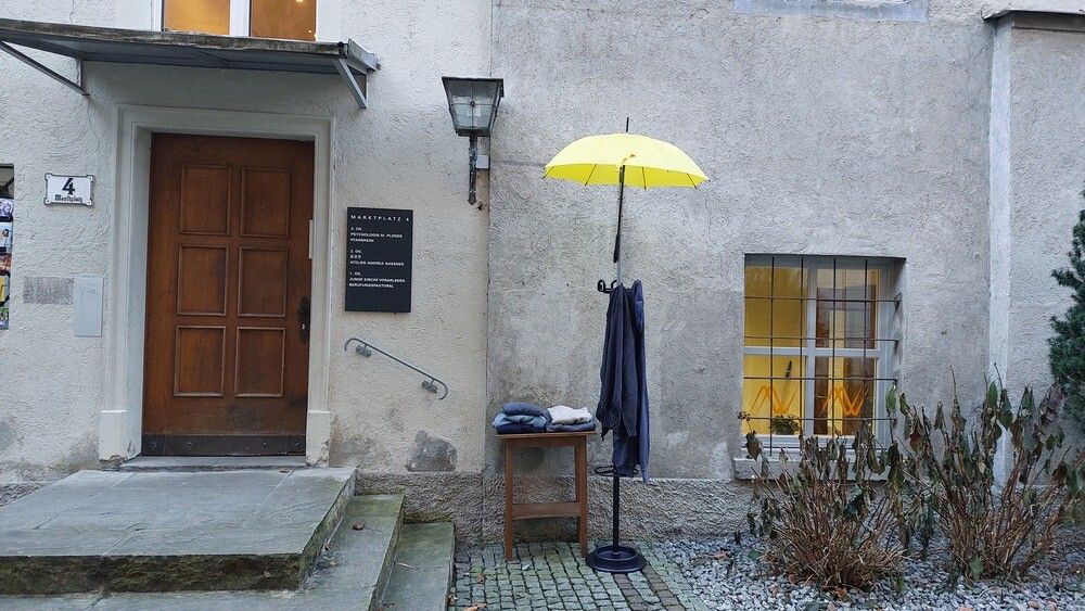 Kleiderständer für alle am Marktplatz 4 in Feldkirch. ⇒C.Peter