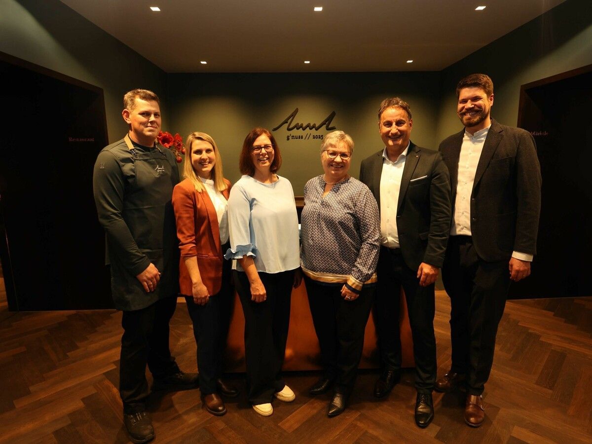 Küchenchef René Bürger, operative Leiterin Vivienne Pfanner, Bgm. Katharina Wöß-Krall, Irmgard Huber, Thomas Pachole und Bosse Danielsen.⇒Arno Meusburger