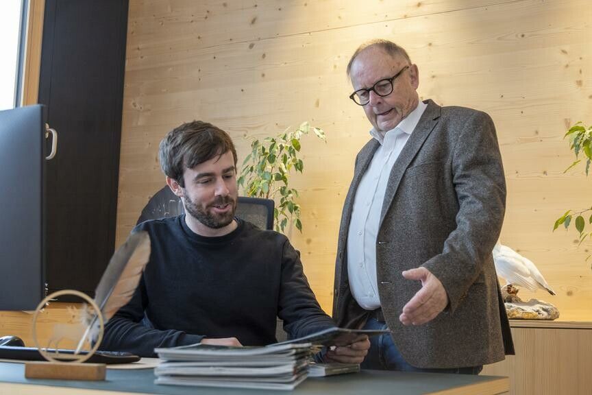 Landesjägermeister Christoph Breier und der Geschäftsführer der Vorarlberger Jägerschaft, Gernot Heigl, gehen über die Bücher.⇒ VN/RP
