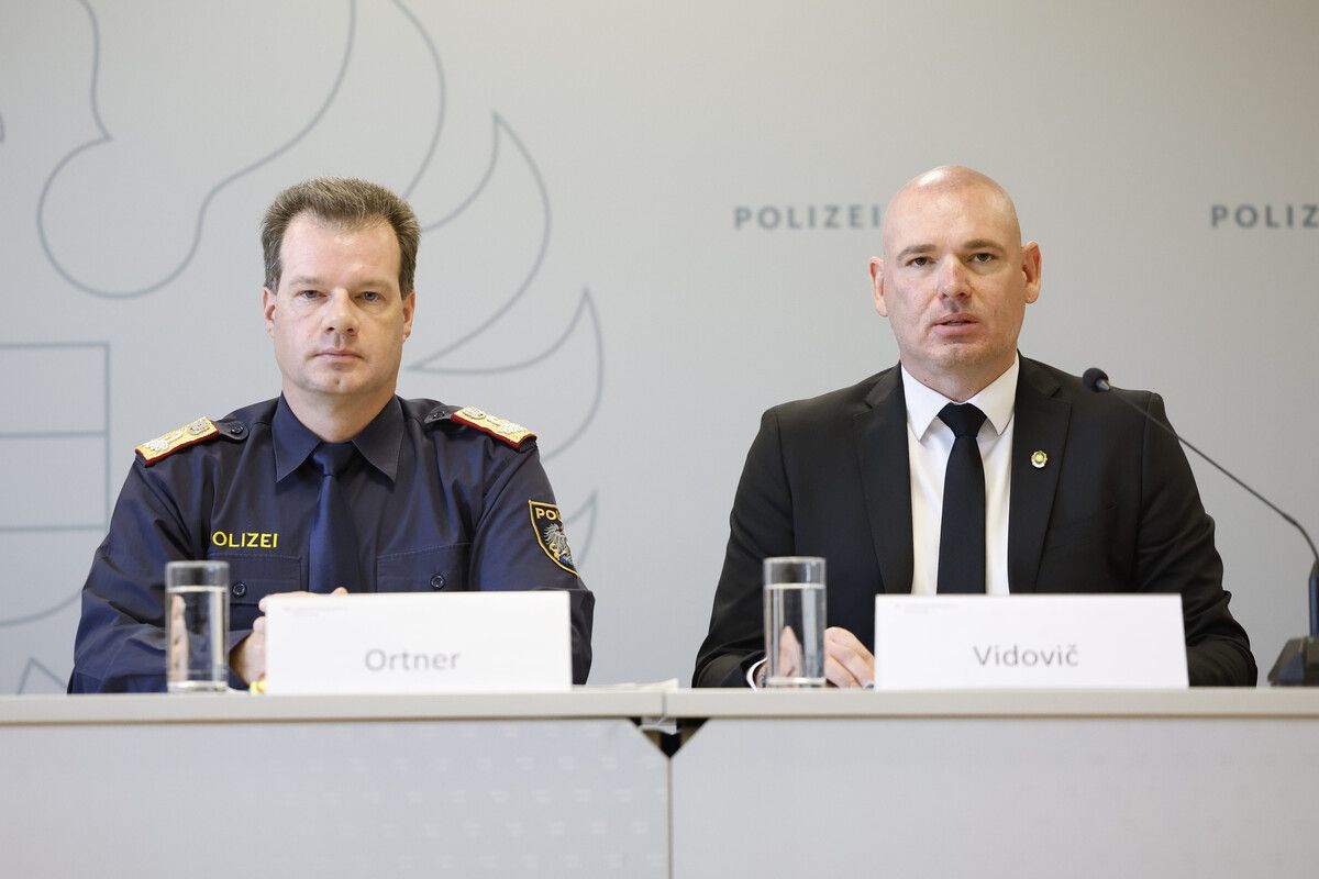 Landespolizeidirektor Gerald Ortner (links) und Kriminaldienstleiter von Maribor, Stanko Vidovic präsentierten gestern den Ermittlungsstand.⇒Apa/scheriau
