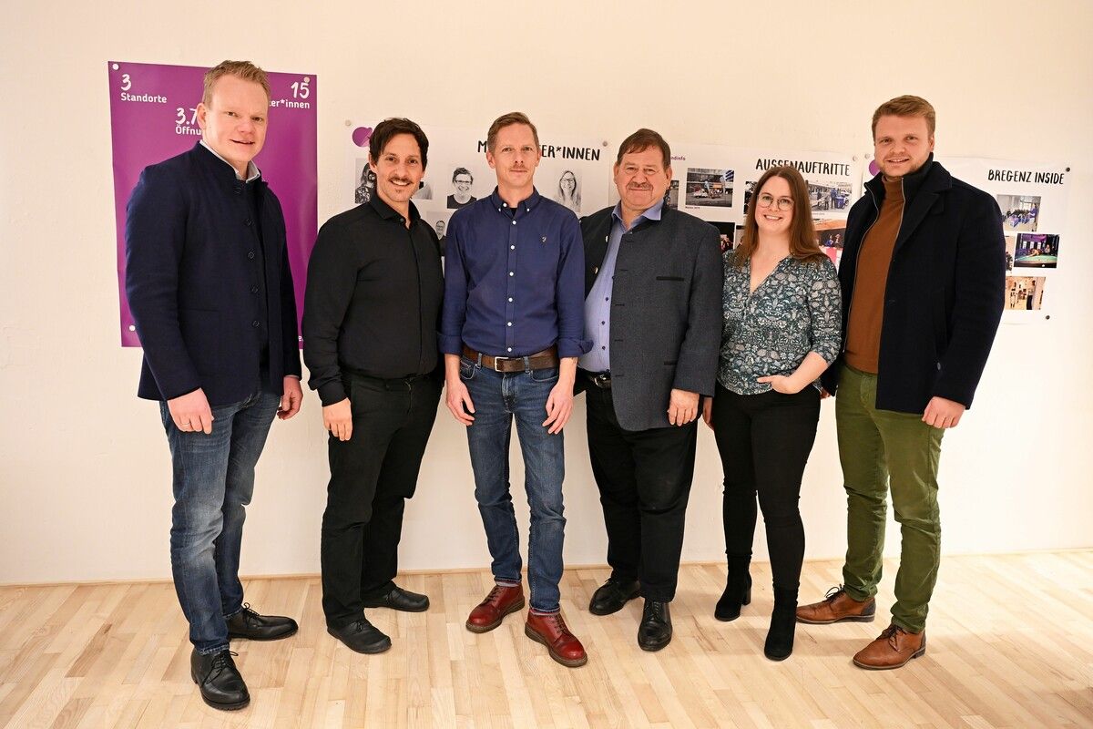 Landesstatthalter Christof Bitschi (v.l.), Obmann Christoph Kutzer, aha-GF Simon Kresser, SR Hubert Kinz, Stellenleiterin Sarah Svoboda und Stadtv. Thomas Karg.