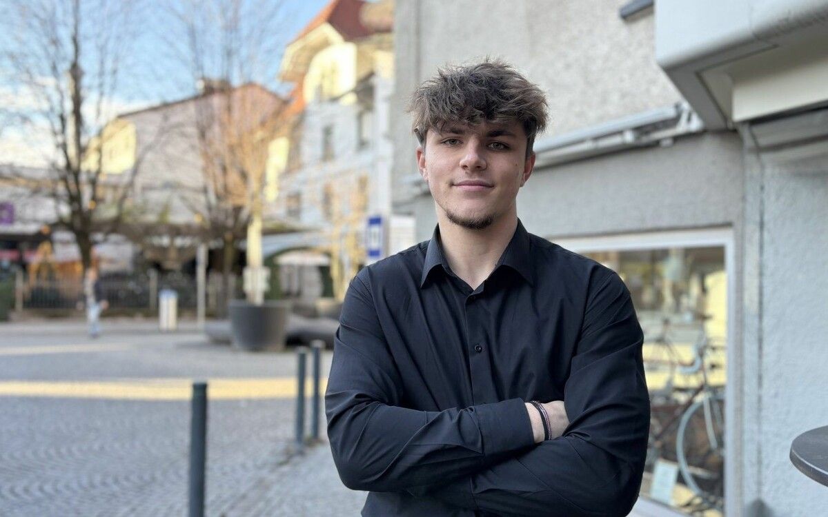 Last-Minute-Geschenke„Ich habe tatsächlich noch gar keine Weihnachtsgeschenke gekauft, weil ich eher ein spontaner Typ bin. Das heißt, ich muss mir in den nächsten Tagen noch überlegen, was ich schenke – vielleicht wird es auch ein klassisches Last-Minute-Geschenk. Viele Geschenke brauche ich nicht, denn ich beschenke nur die engsten Leute aus meiner Familie: meine Freundin, Mama, Papa, Oma und Opa. Aber da findet man eigentlich immer etwas Passendes.“ Dominic Werdath, Dornbirn