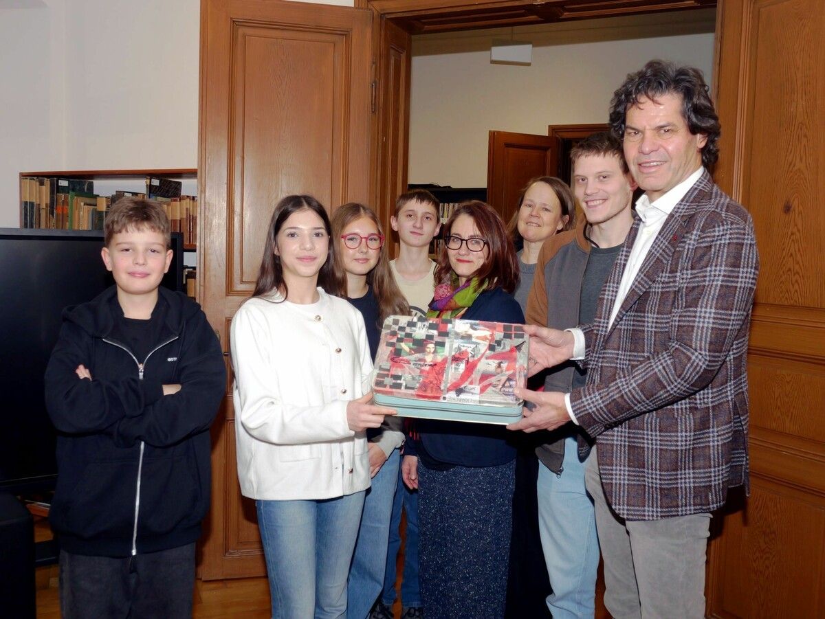 Luis Baumgartner, Amara Taskapan, Nikoleta Balovic, Florian Meier, Julia Marte-Schwald, Sabine Benzer, Tobias Kemmer und Bürgermeister Manfred Rädler. ⇒HE