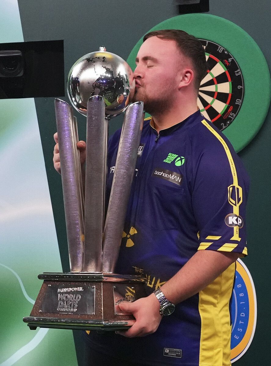 Luke Littler im Jänner 2025 mit der Sid-Waddell-Trophy.⇒AP