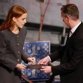 Nobelpreis an Tochter übergeben