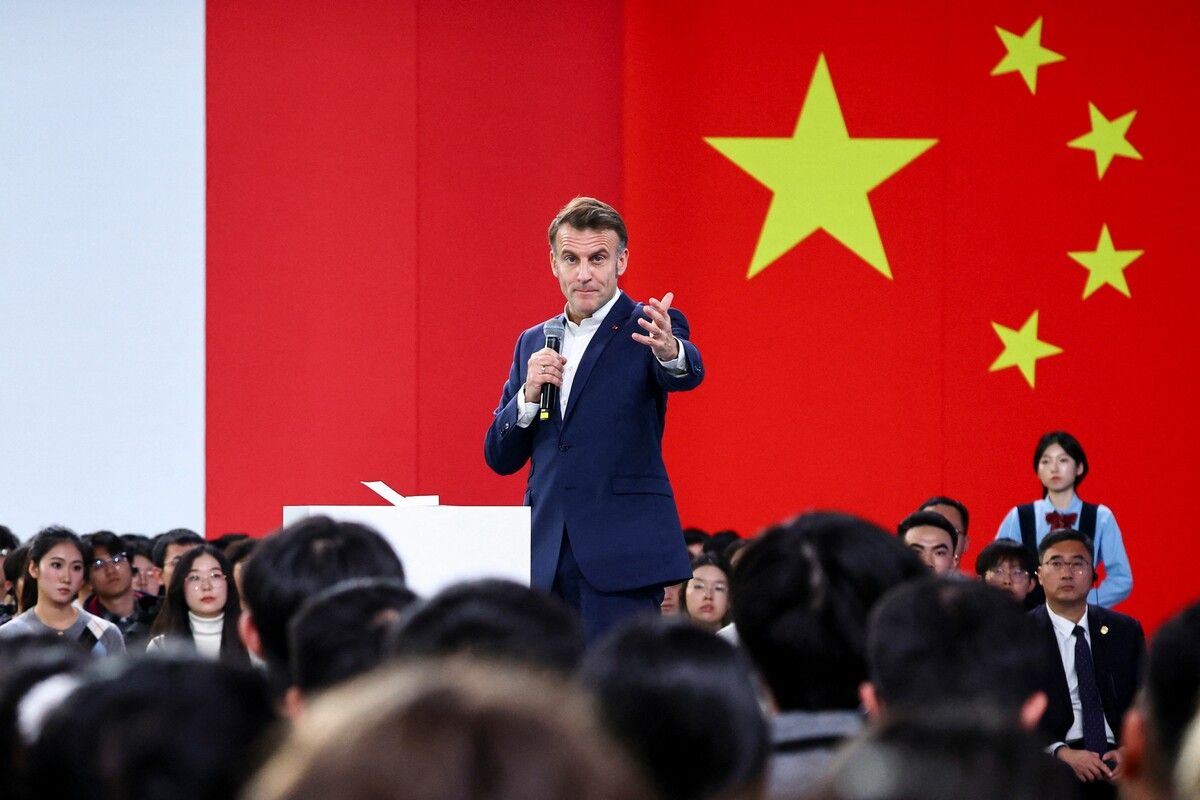 Macron hält an der Universität Sichuan eine Rede vor Studierenden in Chengdu – ein Moment akademischer Diplomatie während seines China-Besuchs.