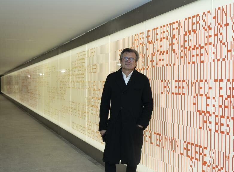 Marbod Fritsch gestaltete aus 118 Einsendungen ein 40 Meter lange Glasfäche.