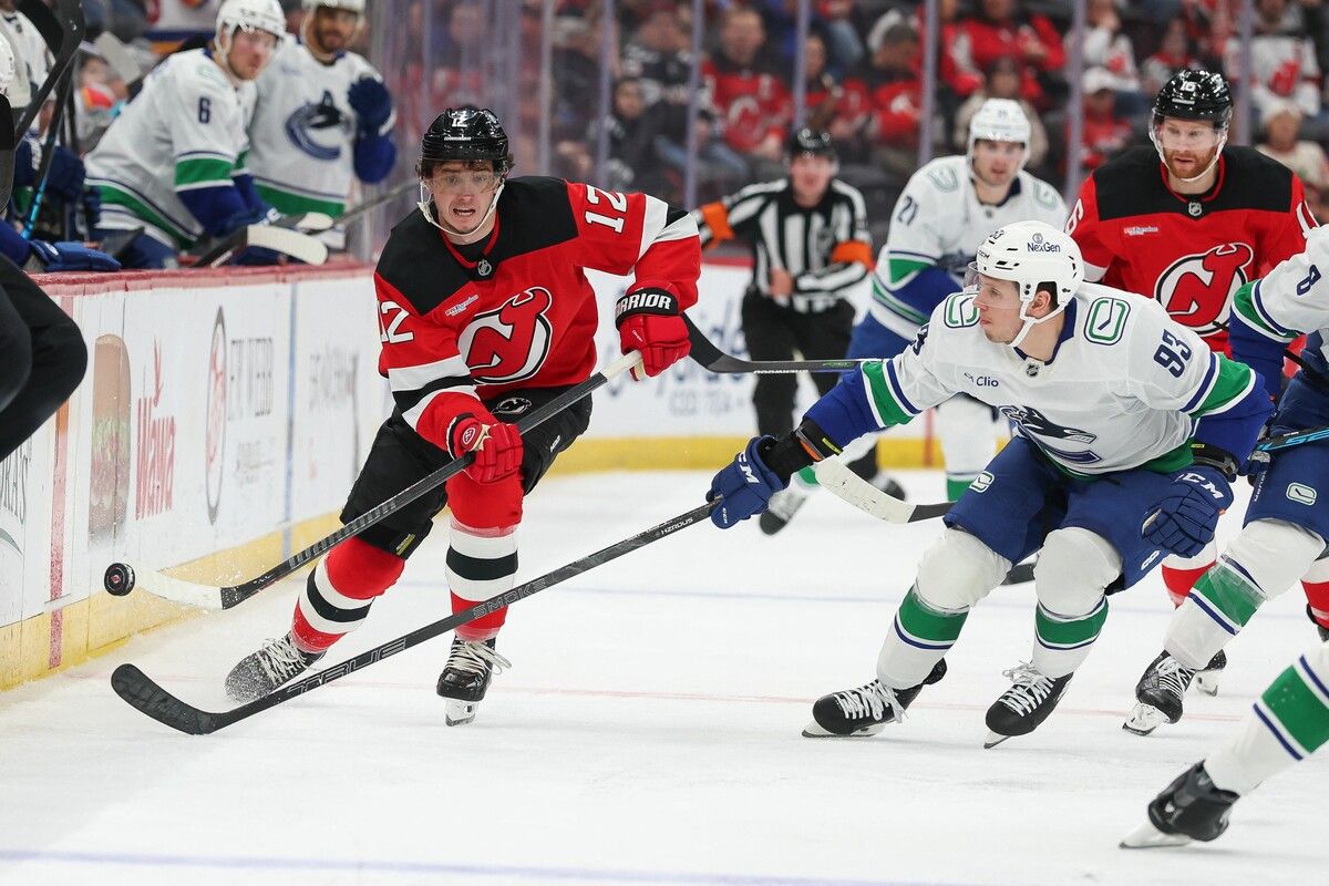 Marco Rossi feierte bei seinem Debüt einen tollen Einstand und durfte mit den Vancouver Canucks einen 2:1-Sieg bejubeln.⇒afp