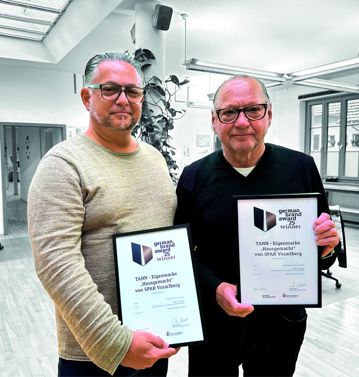 Marcus und Silvio Raos freuen sich über die Auszeichnungen.⇒