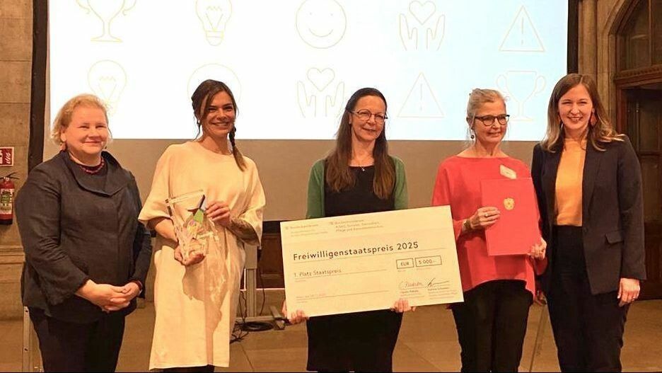 Maria Guevera (2.v.l.) und Gabi Hampson (Mitte) nahmen voller Stolz diese besondere Auszeichnung in Wien entgegen. (W*ORT)⇒Bernadette von Sontagh