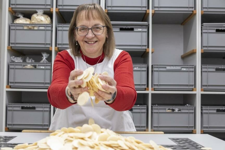 Marianne Gumprecht hilft bei der Produktion von Hostien mit. „Wir verkaufen im Jahr vier Millionen.“ ⇒VN/Paulitsch (3)