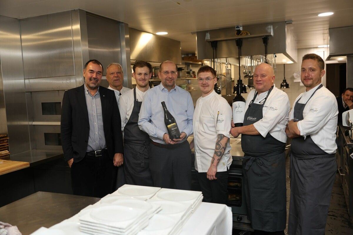 Markus Kegele (l.) und Dieter Koschina (2. v. r.) mit der Küchenbrigade der „Chefs Night“.⇒AME ($)
