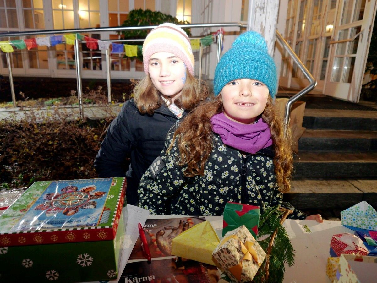 Maya und Tara rührten mit Selbstgebasteltem die Spendentrommel. ⇒HE (2)