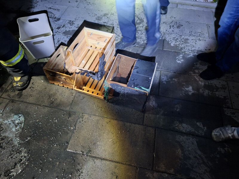Mehrere unmittelbar an der Hausfassade des Wohnobjektes gelagerte Holzkisten hatten Feuer gefangen.⇒feuerwehr Bludenz