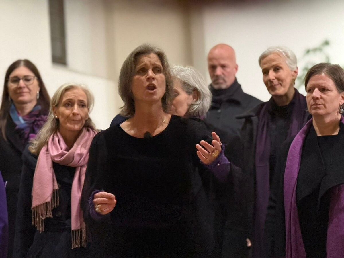 Michaela Radakovics (Mitte) lädt mit ihrem Projektchor zu mehreren Konzertabenden. ⇒