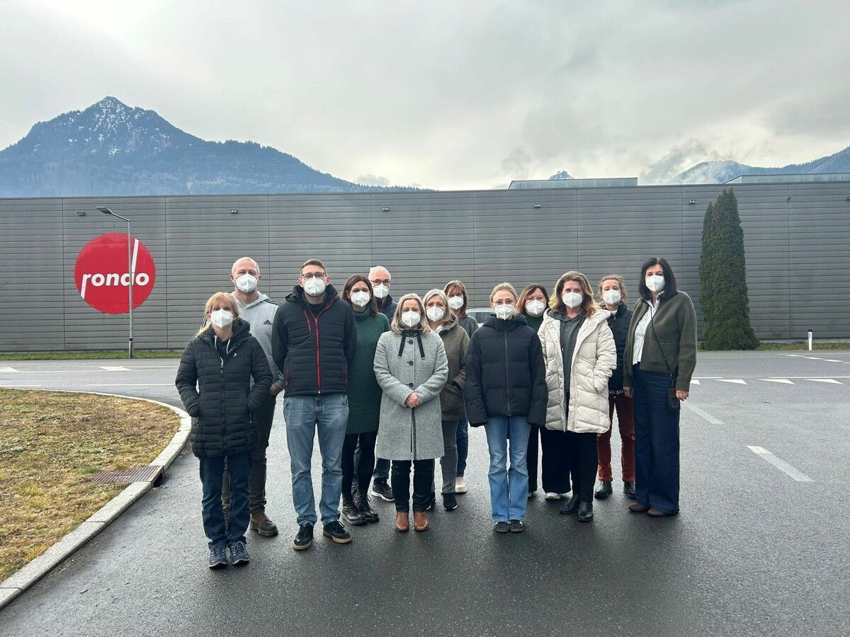 Mit Atemschutzmasken machen Mitglieder des Vereins SOS Walgau auf ihre Bedenken aufmerksam. ⇒Fotos: VN/Serra, Handout