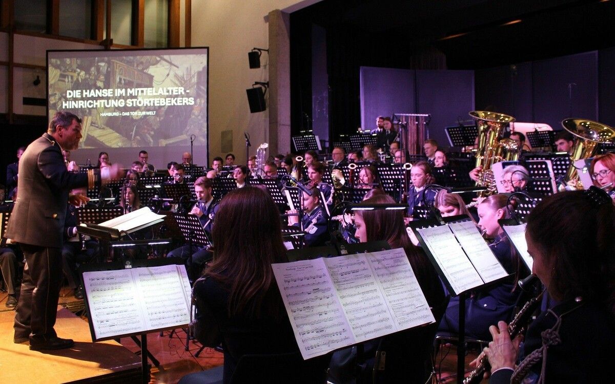 Mit eindrucksvollen Bildern begleitet, spielte die Bürgermusik die sinfonische Dichtung „Hamburg – Das Tor zur Welt“ von Guido Rennert.⇒stp (5)