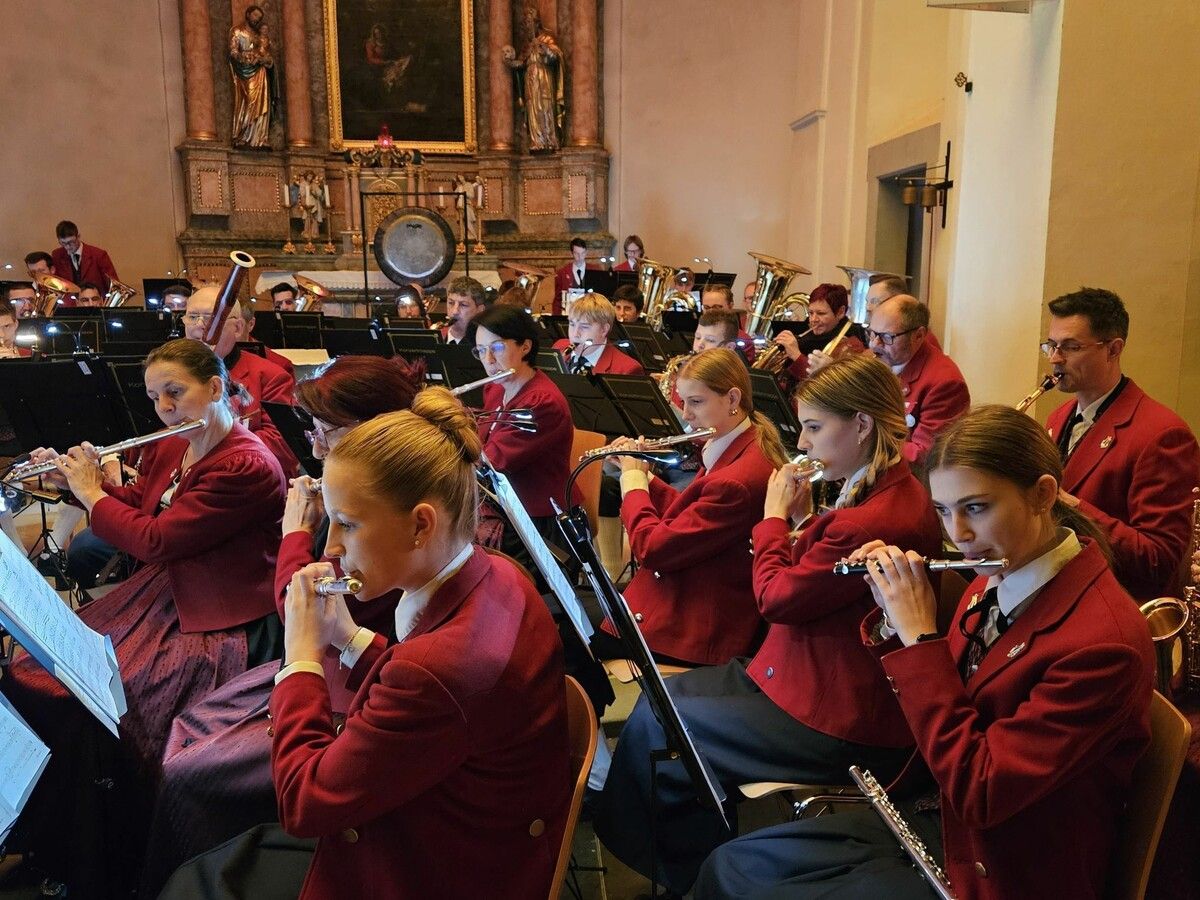 Mit einem abwechslungsreichen Programm nahm Kapellmeister Rafael Ohmayer die Konzertbesucher mit auf eine inspirierende Reise mit Musik, die Mut und Hoffnung machen soll.