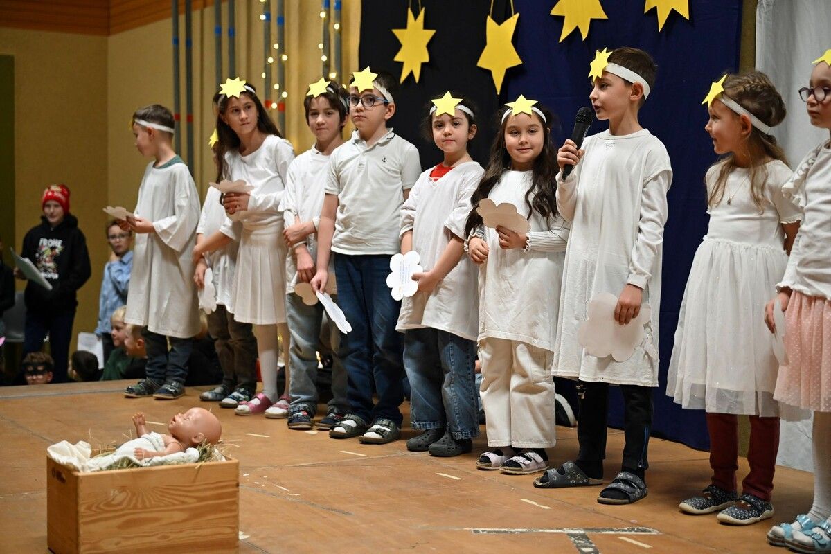 Mit einem vielseitigen Programm stimmten die Oberdorfer Volksschüler auf Weihnachten ein.⇒Laurence Feider