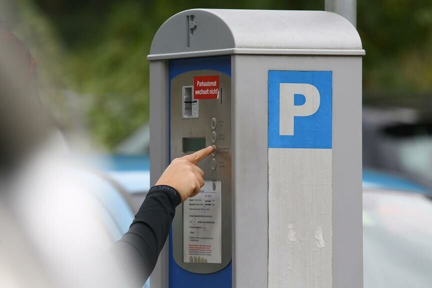 Mit Februar 2026 steigen die Preise für den Parkplatz neben der Straße. ⇒VN