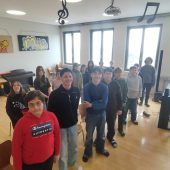 Marc Pircher singt mit Schulklasse aus Götzis im Rankweiler Hof