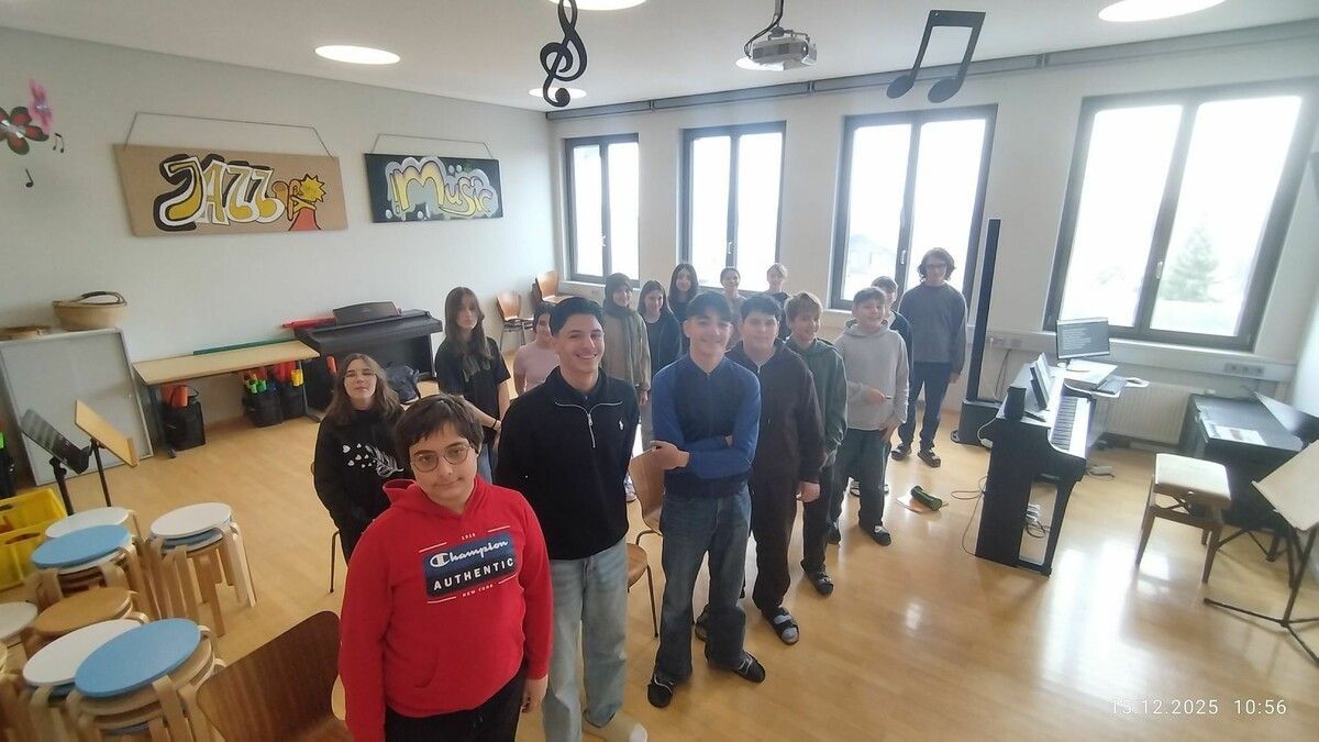 MS Götzis singt mit Marc Pircher im Rankweiler Hof.⇒Thomas Knobel