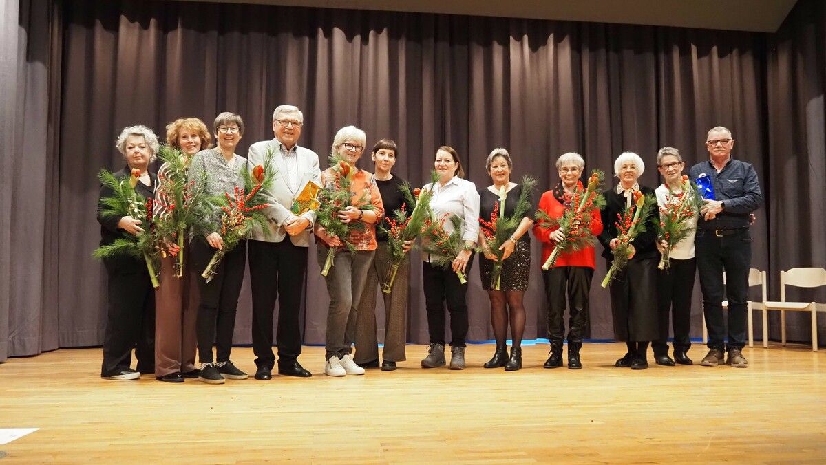 Musik, Geschichten und Ehrungen prägten die stimmungsvolle Weihnachtsfeier im Röthnersaal. ⇒Vorarlberg 50Plus Sulz-Röthis-Viktorsberg