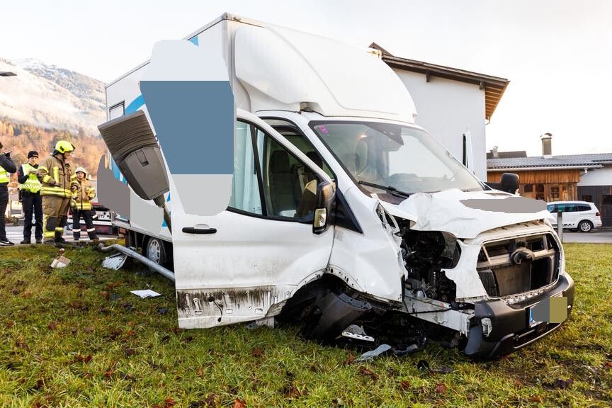 Nach zwei Kollisionen kam der Kleintransporter auf einer Wiese zum Stillstand.⇒hofmeister